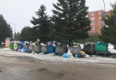 Perpildyti atliekų konteineriai Ariogaloje