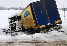 Netoli Panevėžio nuo kelio nuvažiavo vilkikas