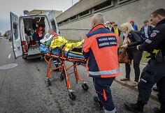 Greitosios medicinos pagalbos darbuotojai suteikia pagalbą Vilniaus Žvejų gatvėje automobilio partrenktam vaikui