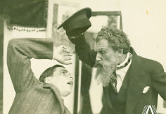 1931 m. filmo &bdquo;Onytė ir Jonelis&ldquo; kadras. De&scaron;inėje &ndash; S.Petraitis (pacientas)