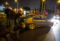 &bdquo;Mercedes-Benz&ldquo; trenkėsi į ap&scaron;vietimo stulpą Konstitucijos prospekto žiede