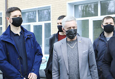 Lietuvos delegacija lankosi atstatomoje mokykloje Avdijivkos mieste Rytų Ukrainoje