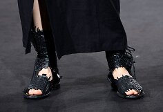&bdquo;Yohji Yamamoto&ldquo; 2019 m. pavasario ir vasaros kolekcijos modelis