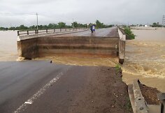 Potvynis siaubia Vietnamą, yra aukų