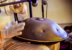 Tomas groja Lietuvoje labai neįprastu instrumentu