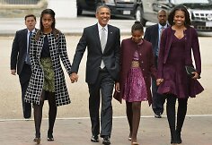 Barackas Obama ir Michelle Obama su dukromis Malia (kairėje) ir Sasha