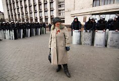 Moteris su prorusi&scaron;ku kaspinu netoli Ukrainos riau&scaron;ių policijos prie vyriausybės pastato Donecke