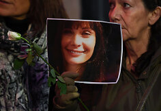 Feministės, laikančios Marie Trintignant nuotraukas