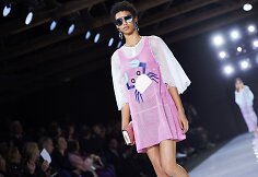 &bdquo;Emporio Armani&ldquo; 2018 m. pavasario ir vasaros kolekcijos modelis