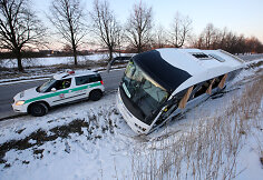 Biržų rajone nuo kelio nuslydo mar&scaron;rutinis autobusas