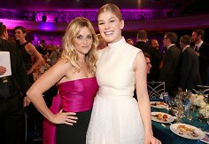 Reese Witherspoon ir Rosamund Pike