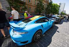 Vilniaus Gedimino prospekte daugiau nei 100 &bdquo;Porsche&ldquo; automobilių su Lietuvos trispalvėmis