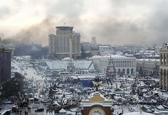 Kijeve tvyro degančių padangų dūmai 1