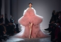 &bdquo;Giambattista Valli&ldquo; 2019 m. pavasario ir vasaros kolekcijos modelis