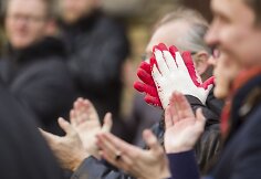 Susirinkę žiniasklaidos atstovai paplojo STT pareigūnams už &bdquo;gerą darbą&ldquo;.