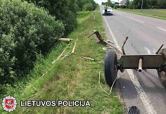 Vilniaus rajone automobilis trenkėsi į arklio traukiamą vežimą