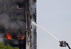 Gaisras payčiais apėmė 27 auk&scaron;tų daugiabutį vakarų Londone