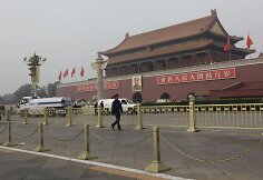 Tiananmenio aik&scaron;tėje policininkai užtvėrė įvykio vietą.