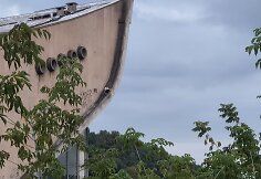 Žmonės ant Sporto rūmų stogo