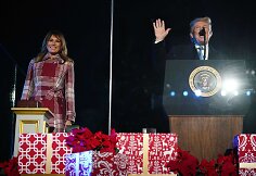 Prezidentas Donaldas Trumpas su žmona Melania įžiebė pagrindinę JAV Kalėdų eglę