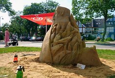 Trečiasis tarptautinis Juodkrantės smėlio skulptūrų simpoziumas &bdquo;Kur&scaron;ininkų sakmės&ldquo; 