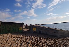 Melnragėje stovintis bunkeris vis skalaujamas jūros ir tapo pavojingas.