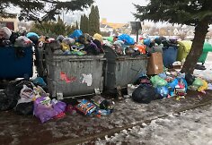 Perpildyti atliekų konteineriai Ariogaloje