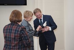 Apdovanojimą i&scaron; A. Auksoriūtės rankų priima I. Leme&scaron;kinas