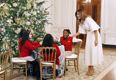 Melania Trump su mažaisiais Baltųjų rūmų svečiais