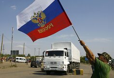 Rusijos &bdquo;humanitarinės pagalbos&ldquo; sunkvežimiai be leidimo įvažiavo į Ukrainos teritoriją.