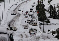 Apsnigtame kelyje užklimpę automobiliai