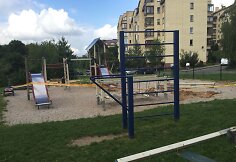 Vilniuje Kaminkelio g. i&scaron;montuojama vaikų žaidimų aik&scaron;telė