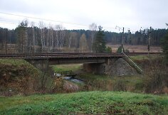 Toks vaizdas į geležinkelio tiltą per Bražuolės upę veriasi i&scaron; sodybos, kurioje gyveno traukinių gelbėtoja A.Juozapavičienė.