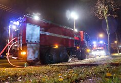 Ugniagesiai Utenoje gesina degančias padangas