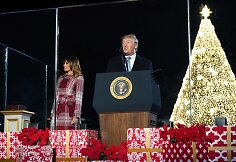 Prezidentas Donaldas Trumpas su žmona Melania įžiebė pagrindinę JAV Kalėdų eglę