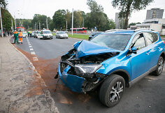 Laisvės prospekte automobilis rėžėsi į ap&scaron;vietimo stulpą