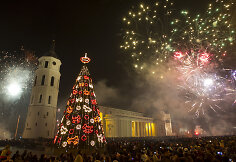 Naujųjų fejerverkai Vilniaus Katedros aikštėje