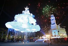 Kaunas įžiebė pagrindinę miesto eglę, kurią jau spėta pavadinti &bdquo;debesų egle&ldquo;.
