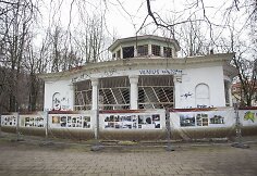 Vilniaus pilių teritorijos ir įvairių Lietuvos istorijos laikotarpių vaizdai ant &bdquo;Rotondos&ldquo; tvoros.