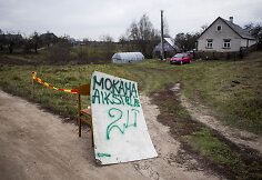 Prekyba kapinių pašonėje.