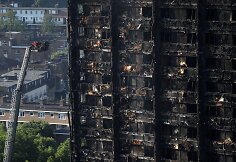 Londono ugniagesiai ie&scaron;ko daugiau gaisro aukų