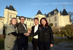 Jamesas Gregoire'as ir Lam Kokas su žmonomis