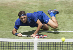Rogeris Federeris sugrįžimą į teniso kortus pažymėjo sunkia pergale