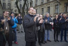 Susirinkę žiniasklaidos atstovai paplojo STT pareigūnams už &bdquo;gerą darbą&ldquo;.
