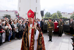 Į Vilnių atvežtas ir i&scaron;kilmingai sutiktas arkivyskupo Teofiliaus Matulionio sarkofagas