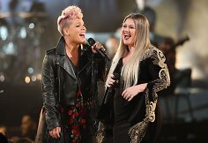 Pink ir Kelly Clarkson