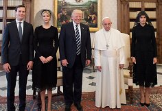Jaredas Kushneris, Ivanka Trump, Donaldas Trumpas, popiežius Pranci&scaron;kus ir Melania Trump