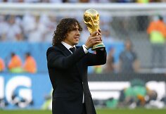 Carlesas Puyolas į &bdquo;Maracana&ldquo; stadioną įne&scaron;ė Pasaulio futbolo čempionato nugalėtojų trofėjų