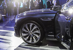 „Bentley“ flagmanas „Flying Spur“ pristatytas Vilniuje