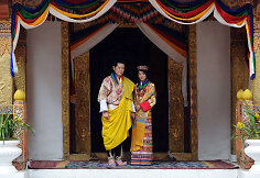 Butano karalius Jigme Khesaras Namgyelas Wangchuckas ir jo nuotaka Jetsun Pema (2011 m.)